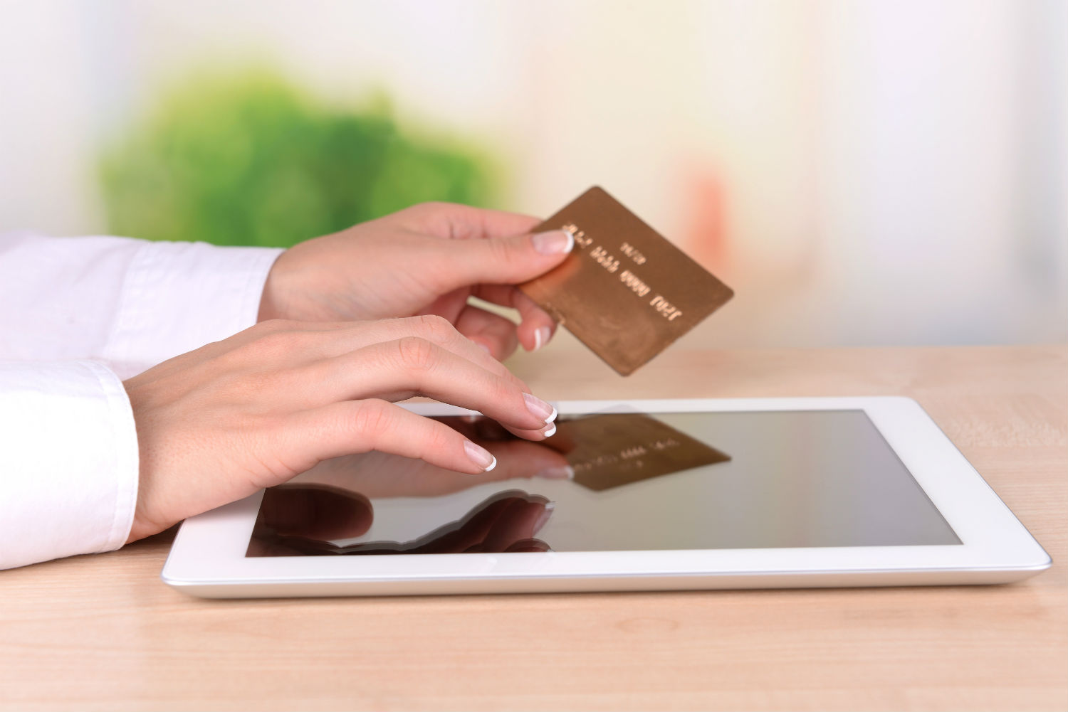 Consumers Turn to Smartphones, Tablets for Holiday Shopping