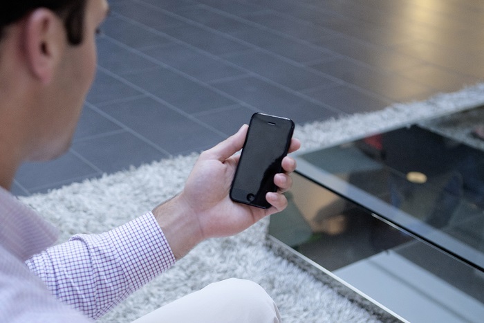 The affluent and their mobile devices